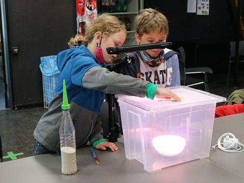 0436-kinder-bauen-lichtinstallation-im-meredo.jpg