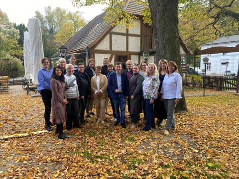 Der Bezirksbürgermeister inmitten Reinickendorfer Unternehmerinnen (Bild: BA Reinickendorf)