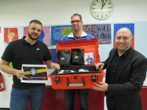 v.l.n.r. Phillip Lemke (Mitarbeiter Jugendfreizeiteinrichtung ComX), Benjamin Kubel (Leiter des Medienkompetenzzentrums meredo), Alexander Ewers (Jugendstadtrat SPD) (Bild: BA Reinickendorf)