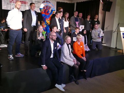 Gruppenfoto der Preisträger mit Bezirksbürgermeister Uwe Brockhausen (Bild: Walter Weinert)