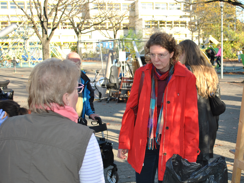 Bezirksstadträtin Korinna Stephan (Bündnis 90/ Grüne) im Gespräch in der Rollbergesiedlung beim Sperrmüll-Tauschfest (Bild: BA Reinickendorf)