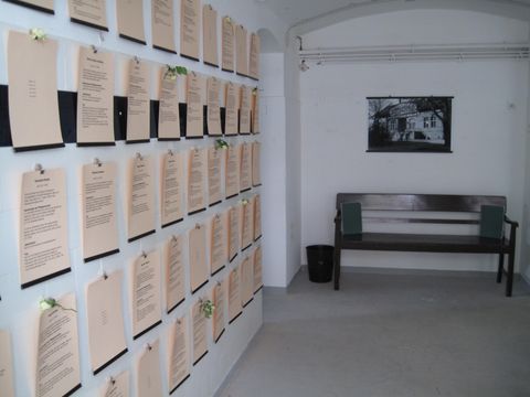 Gedenkwand im Gedenkort Eichborndamm (Bild: Museum Reinickendorf)