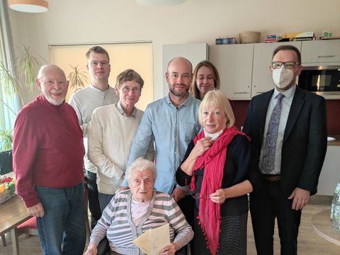 Buchwitz (Leiter des Fachbereichs Senioren, rechts) gratuliert Irmgard Lehmann im Johanniter-Heim in Tegel zum Geburtstag (Bild: BA Reinickendorf)