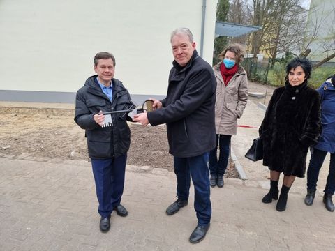 Bezirksbürgermeister Uwe Brockhausen und Stadtrat Harald Muschner freuen sich über den symbolischen Schlüssel für das neue Gebäude. (Bild: BA Reinickendorf)