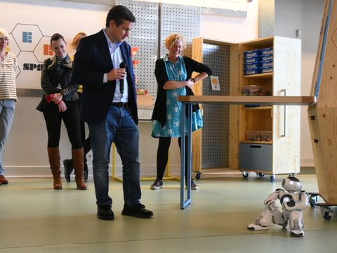 Roboter Nao überrascht Bezirksbürgermeister Uwe Brockhausen. (Bild: BA Reinickendorf)