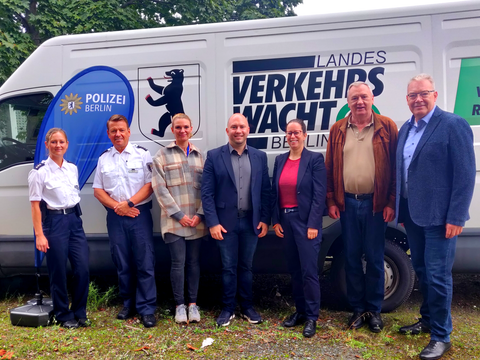 v.li.n.re. Stephanie Taege (Koordinatorin für Verkehrsunfallprävention Direktion 1), Uwe Karck (Sachbereichsleiter Prävention Direktion 1), Svenja Stuhrmann (Koordination Suchthilfe und Suchtprävention OPK), Alexander Ewers (Stadtrat für Jugend Familie und Gesundheit), Julia Schrod-Thiel (Stadträtin für Ordnungsangelegenheiten), Ingo Schmitt (Präsident der Landesverkehrswacht Berlin), Harald Muschner (Stadtrat für Schule, Sport und Facility Management) (Bild: BA Reinickendorf)