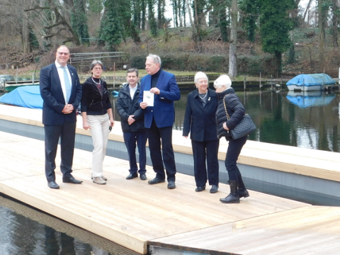 (v.l.): Karsten Finger (Präsident des Landesruderverbandes), Heike Lehmann (Vorsitzende der Ruder-Riege), Bezirksbürgermeister Uwe Brockhausen, Sportstadtrat Harald Muschner, Heidi Ehrig (Schatzmeisterin der Ruder-Riege) auf dem neuen Schwimmsteg am historischen Bootshaus Tegel. (Bild: TV Waidmannslust)