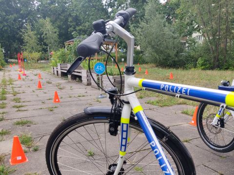 Polizeifahräder für eine Testfahrt mit der Alkoholbrille bei "Fit für die Straße" (Bild: BA Reinickendorf)