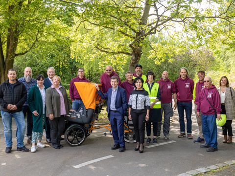 Im Beisein der Unterstützer*innen und ehrenamtlichen Helfer*innen wurde das Rikscha-Mobil Märkisches Viertel am Donnerstag, 5. Mai 2022, in der Jugendverkehrsschule MV feierlich eingeweiht. (Bild: GESOBAU AG / Christoph Schieder)