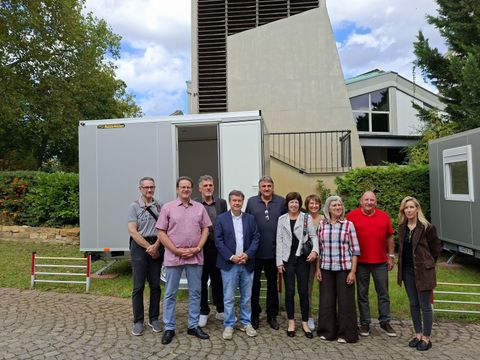 Uwe Brockhausen (SPD) mit Thomas Mertens (Home & Care), Norbert Raeder (Bezirksverordneter, parteilos für CDU) und der Delegation vom Verein „Dach über den Kopf e.V.“ aus Lünen (Bild: BA Rdf)