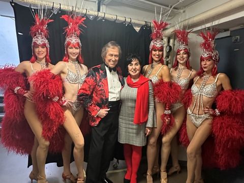 Bezirksbürgermeisterin Emine Demirbüken-Wegner gemeinsam mit Bert Beel und Tänzerinnen der ENERGY DANCERS. (Bild: BA Reinickendorf)