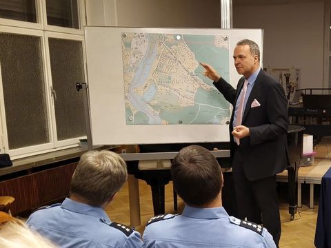 Bezirksstadtrat Sebastian Maack (AfD) beim Bürgerdialog zu Sicherheit und Ordnung in Heiligensee (Bild: BA Reinickendorf)
