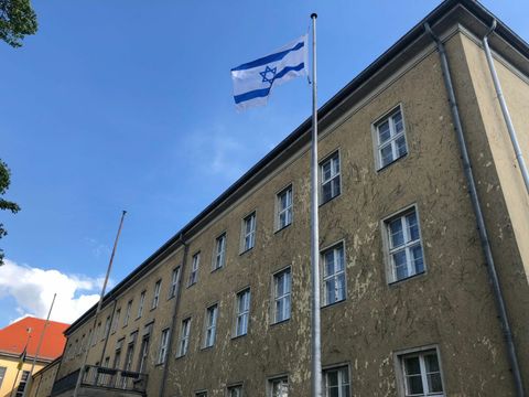 Hissen der israelischen Flagge vor dem Rathaus Zehlendorf