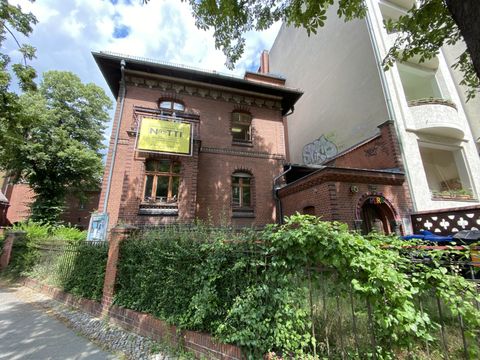 Ein Backsteinhaus mit dem Banner von der Internetwerkstatt Netti