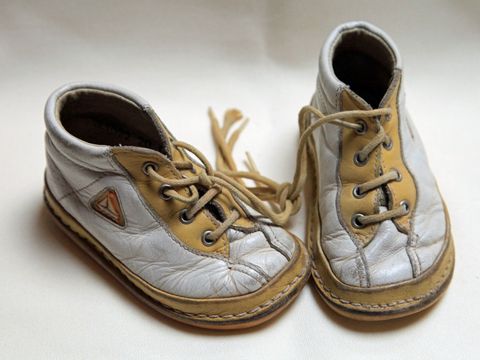 getragene Kinderschuhe