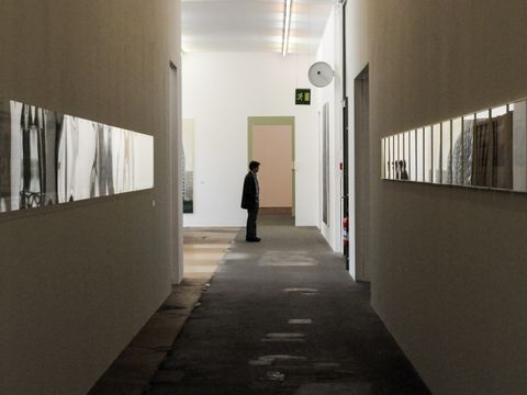 Exponate in einer Galerie für moderne Kunst