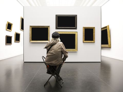 Alte_Frau_sitzt_vor_schwarzem_Bild