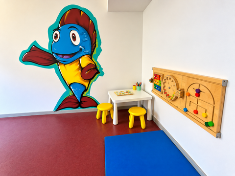 Kinderfreundlicher Besucherbereich im JVK der JVA Plötzensee mit Wandbemalung und Spielzeug