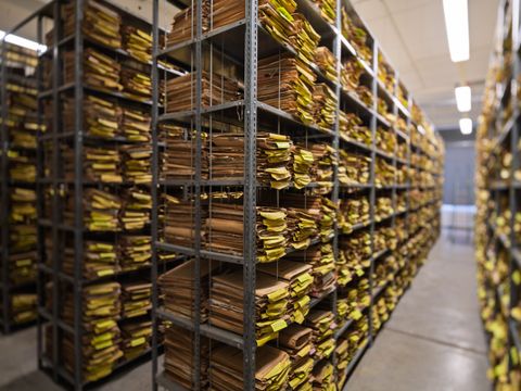 Viele Regale mit Entschädigungsakten