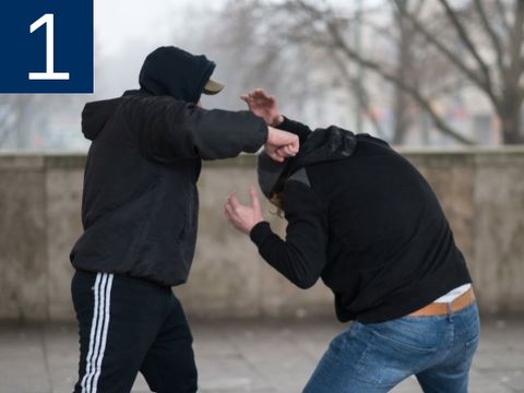 Zwei Personen kämpfen miteineinander