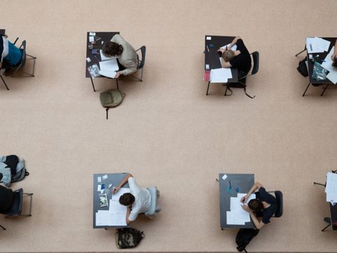Studentinnen und Studenten bei eine Prüfung