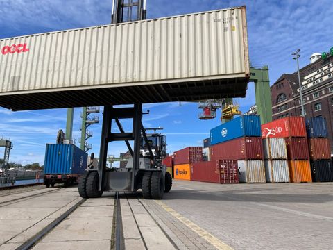 Containerumschlag am Westhafen