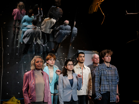 Theatergruppe auf Bühne stehend