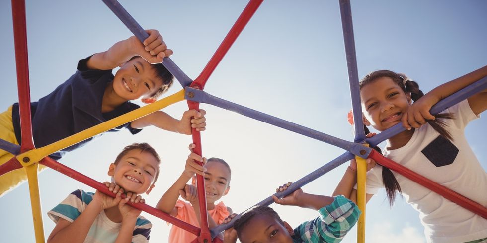 Glücklich spielende Kinder auf Klettergerüst