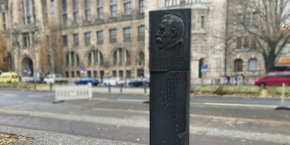 Die sich gegenüber dem Rathaus Charlottenburg befindende Stele (Otto-Suhr-Allee 93) markiert den Wohnort und die Arztpraxis des Sexualforschers Ende des 19. Jahrhunderts.