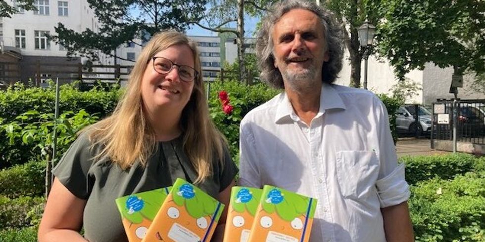 Schulstadträtin Heike Schmitt-Schmelz und Umweltstadtrat Oliver Schruoffeneger unterstützen das bezirksübergreifende Projekt "Berliner Möhrchenheft".