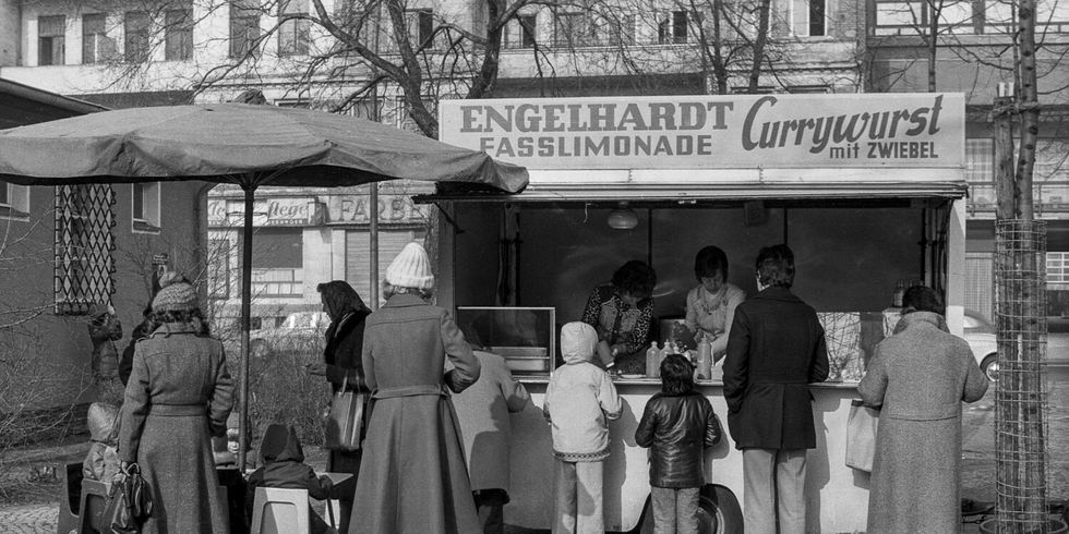 Imbiss neben dem Toilettenhäuschen beim Wochenmarkt Klausenerplatz.