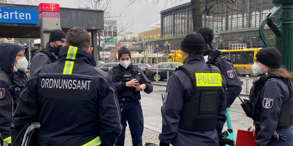 Führen gemeinsame Kontrollen durch: Das Ordnungsamt und Nachwuchskräfte der Polizei.