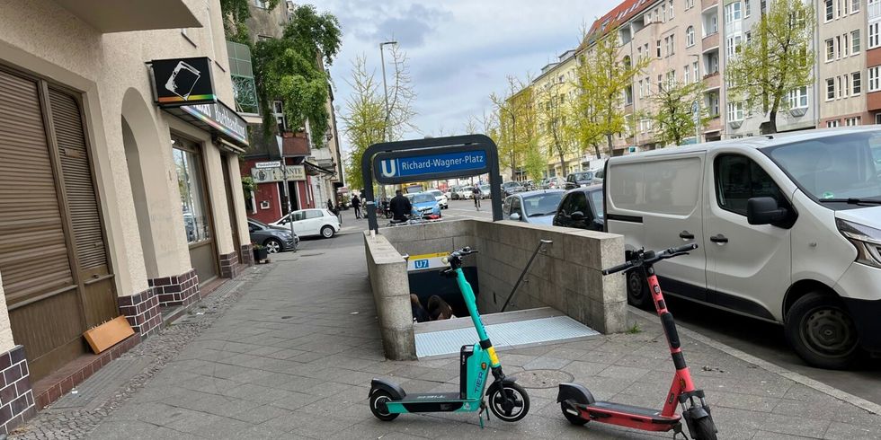 Ein Hindernis für Sehbehinderte: Ordnungswidrig abgestellte E-Roller.