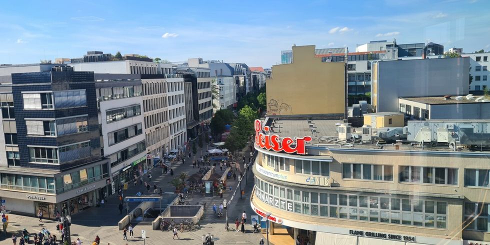 Ein Blick auf den Eingang der Fußgängerzone Wilmersdorfer Straße von der Kantstraße.