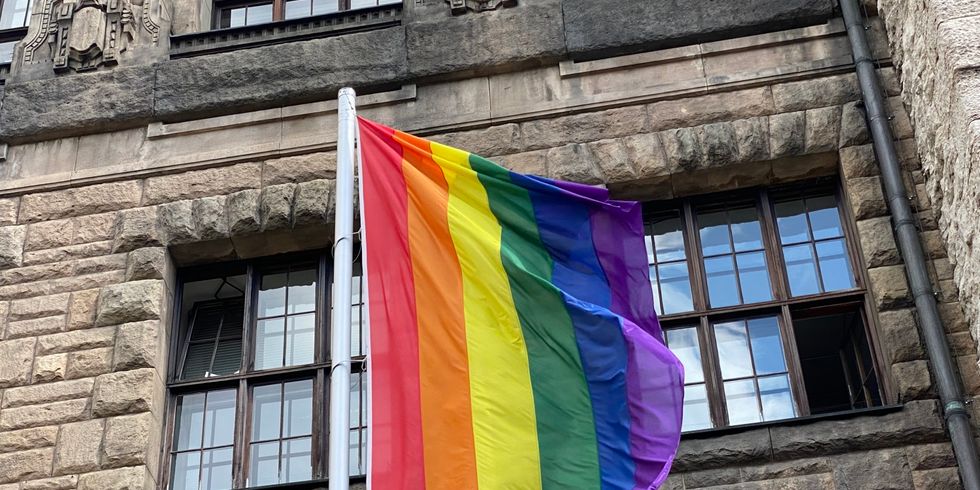 Regenbogenflagge vor Rathaus Charlottenburg