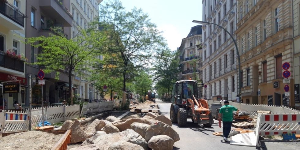 Findlinge sichern den Begegnungsplatz in der Bergmannstraße
