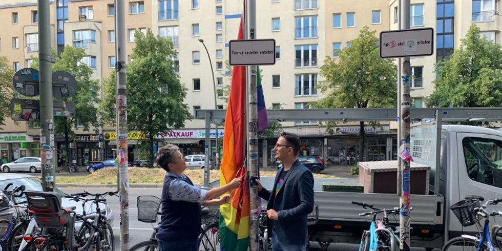 Regenbogenfahne vor dem Rathaus Friedrichshain