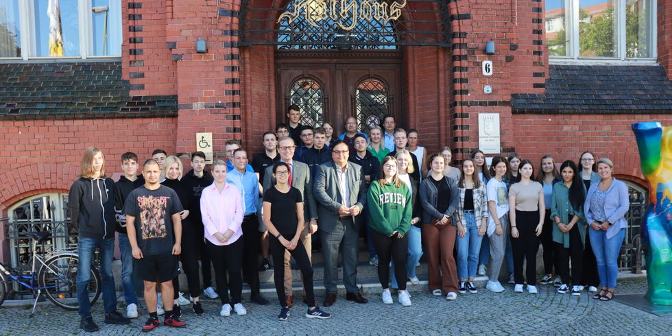 Das Bezirksamt begrüßt und ernennt die neuen Auszubildenden und Stadtsekretär:innen