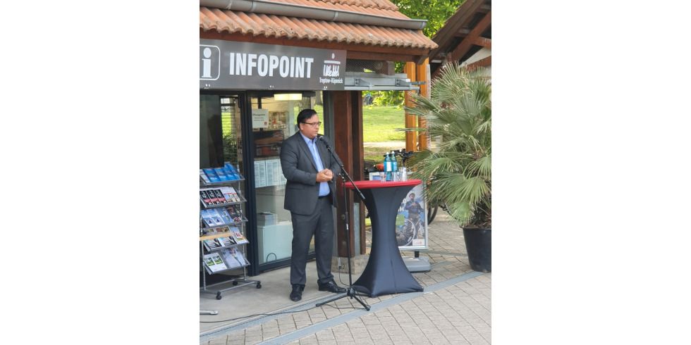 Bezirksbürgermeister Michael Grunst bei der Eröffnung des Info-Points am Treptower Hafen