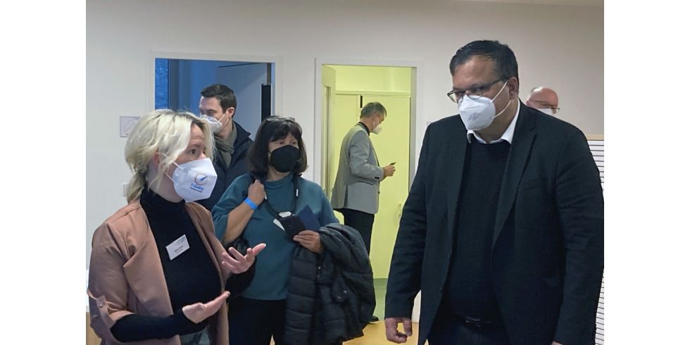 Michael Grunst mit der Kitaleiterin Sandy Plaster