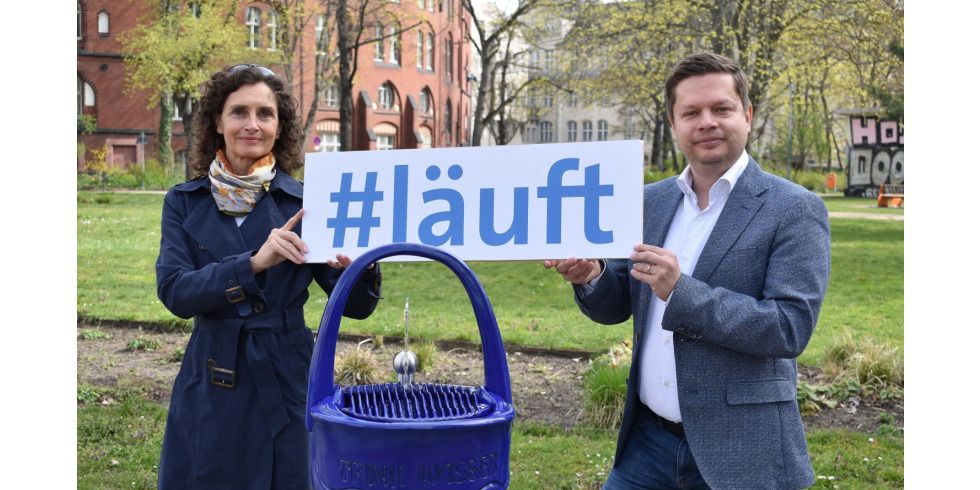 Dr. Gesche Grützmacher und Martin Schaefer am Trinkbrunnen im Rathauspark