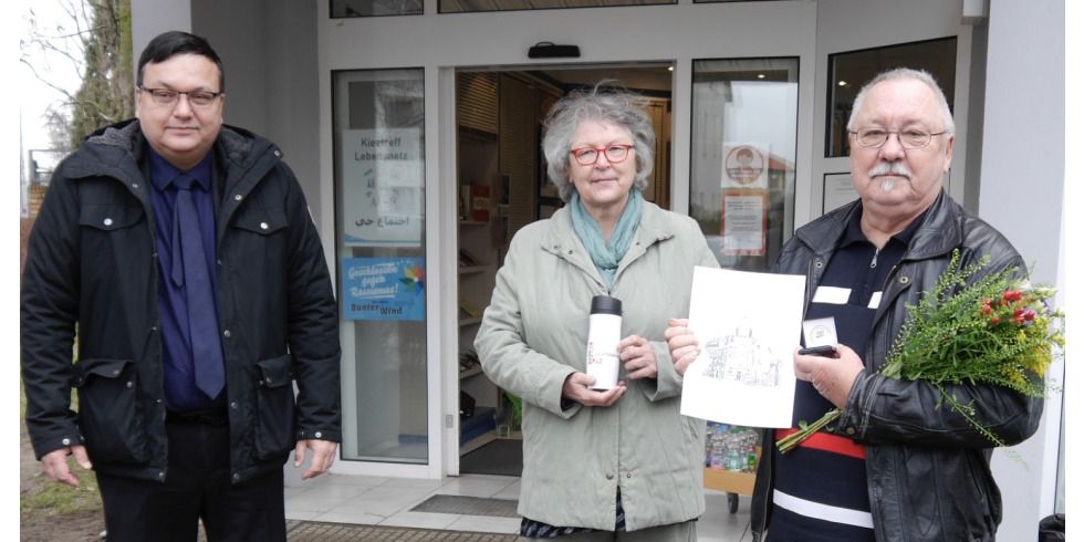 Michael Grunst, die Projektleiterin im Kieztreff Sabine Kanis und Wolfgang Haensel bei der Bezirkstalerübergabe