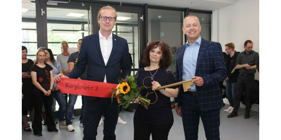 v.l.n.r. Bezirksstadtrat Kevin Hönicke - Andrea Falkenhagen - Leiterin des Bürgeramtes - Axel Hunger - Leiter des Amtes für Bürgerdienste