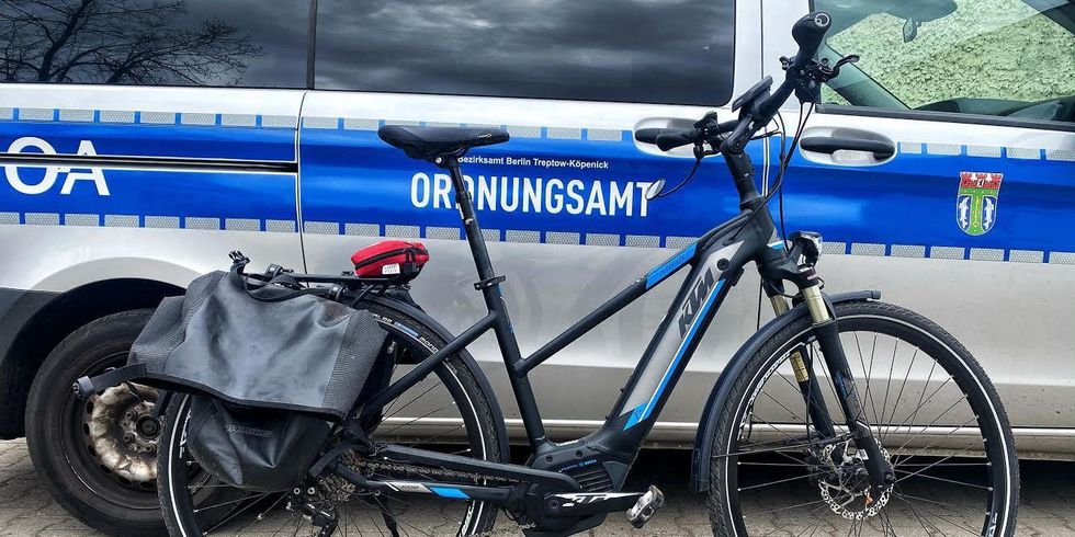 Fahrrad der Fahhradstaffel vor Fahrzeug des Ordnungsamtes