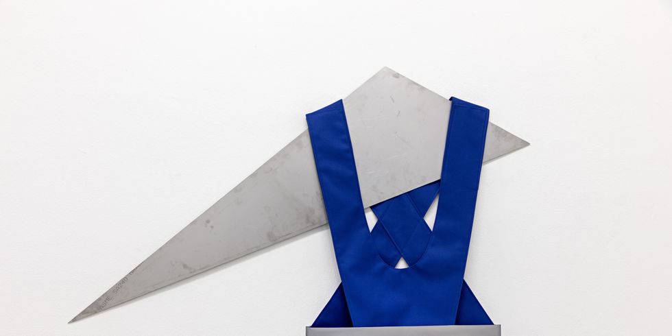Ari Wahl: Ghostwriter (The Blue Line) Triangle/Warnweste, 2019, Mixed Media, Dimensionen variabel.