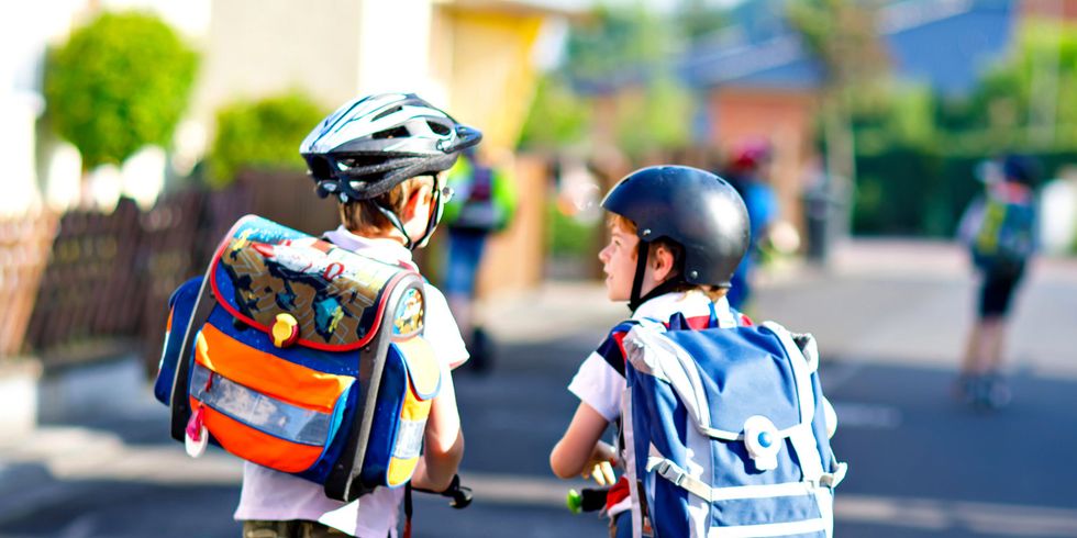 Kinder auf dem Schulweg