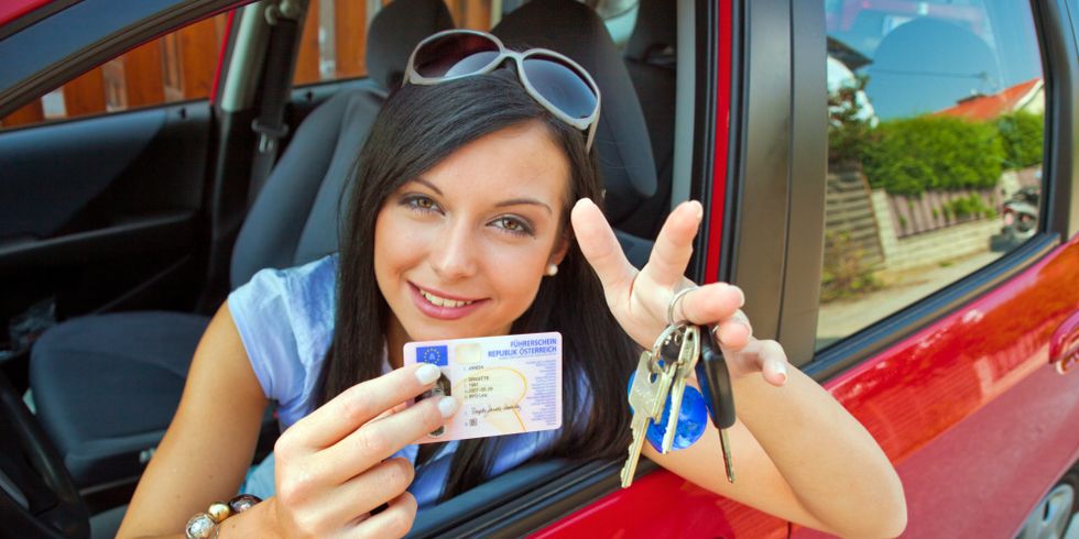 Frau mit neuem Auto und Führerschein