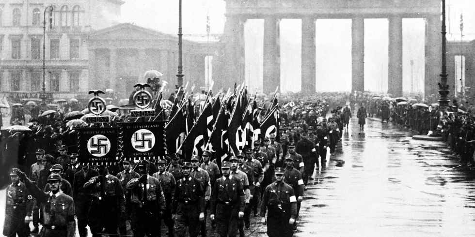 NSDAP-Mitglieder marschieren durch das Brandenburger Tor