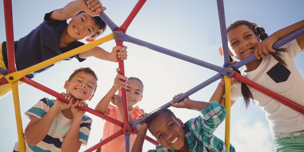 Glücklich spielende Kinder auf Klettergerüst