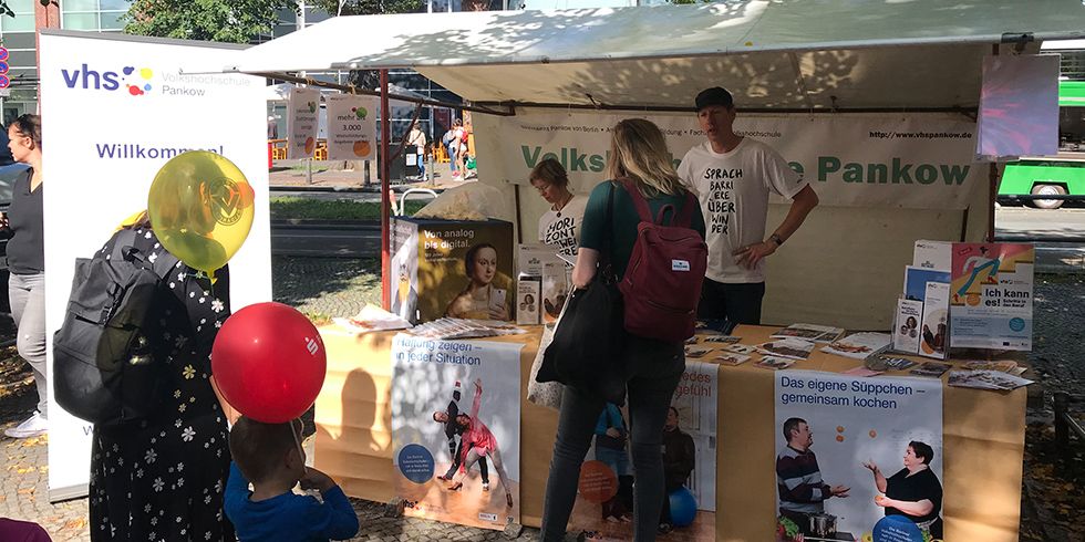 Fest an der Panke - Schnappschuss vom VHS-Stand mit Publikum